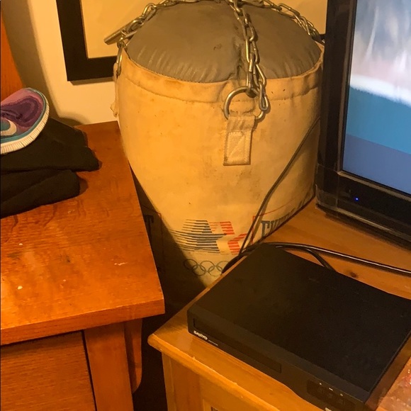 punching bag (heavy) stand with gloves - Picture 2 of 2